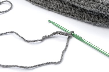 İğne ile gri iplik
