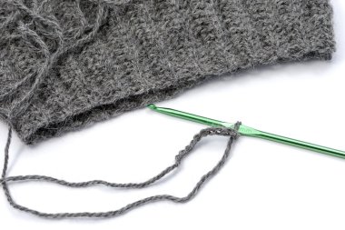 İğne ile gri iplik