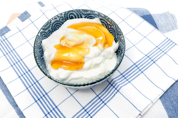 Griechischer Joghurt mit Honig im Topf — Stockfoto