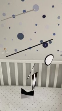 Montessori Munari Mobil Atlıkarınca bebek yatağının üzerinde asılı ve dönüyor. Siyah ve beyaz geometrik şekiller bebeklerin görme ve gelişmesini sağlar.
