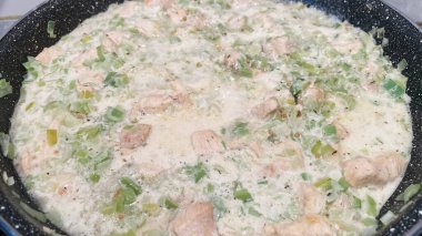 Pırasa ve hardal yahnili tavuk göğsü.