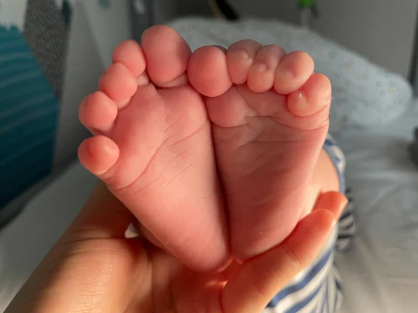 Niño Pequeño Pies Sin Calcetines Pequeños Dedos Los Pies Jugando — Foto de Stock