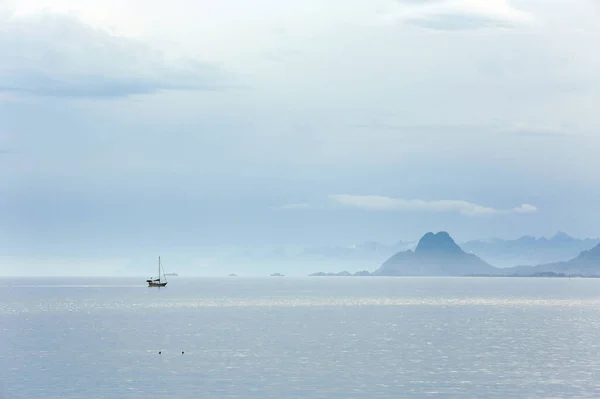 Utsikt Över Havet Och Bergen Med Segelbåt Vattnet Lofoten Norge — Stockfoto
