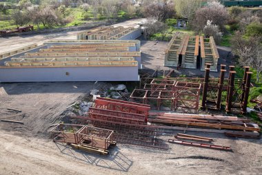 Köprü inşaatı için metal yapılar: kirişler, destekler, iskele merdivenleri