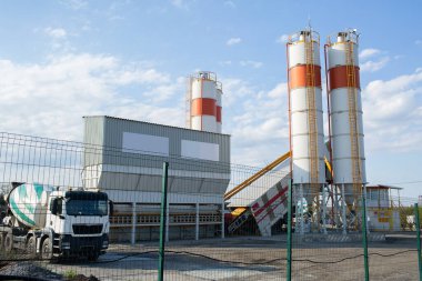 Taşınabilir beton yığma tesisi. İnşaat alanında beton karıştırıcı kamyonu.