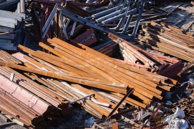 Açık bir alanda çelik bina yapıları depolanmış.