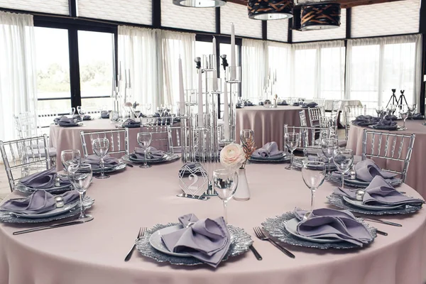 Mesa de banquete con servilletas púrpuras. Decoración del restaurante —  Fotos de Stock