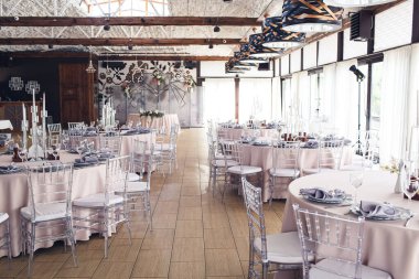 Kırmızı kumaşla dekore edilmiş boş bir yemek odası..