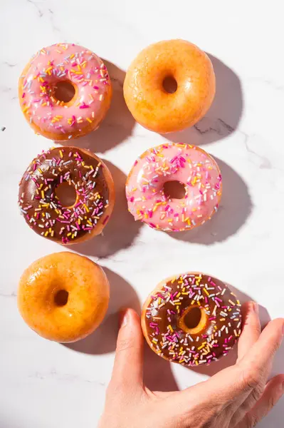 Donuts Com Esmalte Diferente Doces Tradicionais Cobertos Com Polvilhas Sobre — Fotografia de Stock