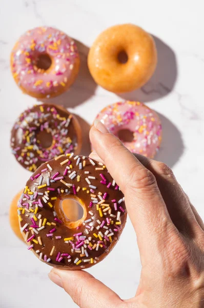 Donuts Com Esmalte Diferente Doces Tradicionais Cobertos Com Polvilhas Sobre — Fotografia de Stock