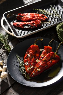 Kavrulmuş kırmızı biber, sarımsaklı ve kekik soslu.