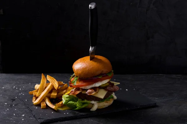Domowej Roboty Burger Sałatą Majonezem Mięsem Serem Bekonem Jajkiem Plasterkiem — Zdjęcie stockowe
