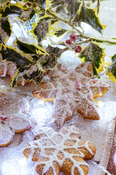 Falling Icing Sugar Snow Christmas Cookies Decorated Lights Evergreen Leaves — Stock Photo, Image