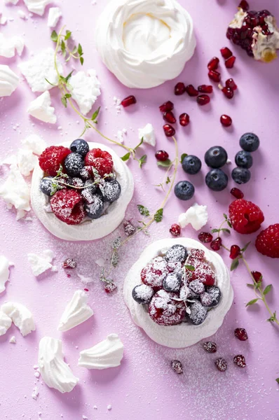 Pavlova Tort Meringue Fructe Padure Fundal Roz Zahăr Praf — Fotografie, imagine de stoc