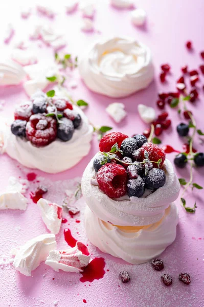 Pavlova Habcsók Torta Bogyók Porított Cukor Rózsaszín Háttér — Stock Fotó