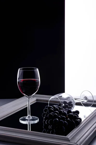 Verre Vin Dresse Sur Miroir Sur Fond Noir Blanc Composition — Photo