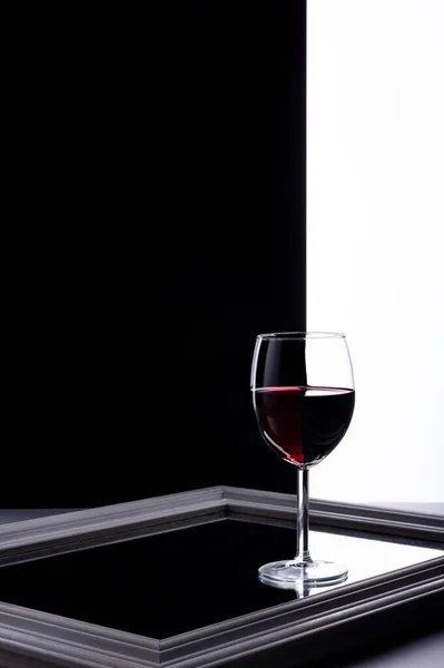 Verre Vin Dresse Sur Miroir Sur Fond Noir Blanc Composition — Photo