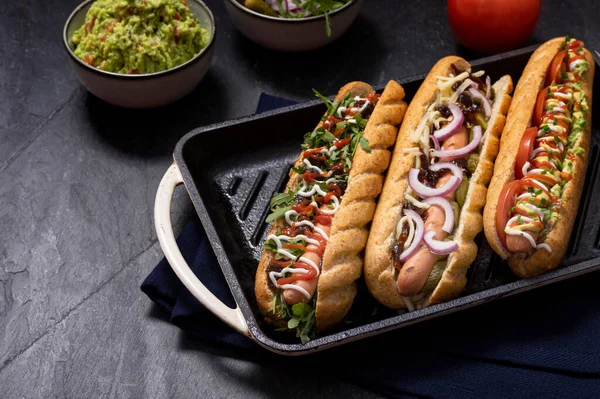 Ínyenc Piszkos Hot Dog Szendvics Különböző Díszítéssel Fekete Háttéren Egészséges — Stock Fotó