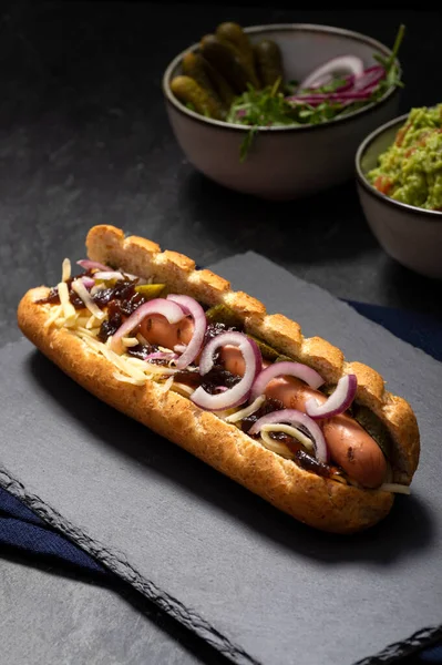 Ínyenc Piszkos Hot Dog Szendvics Különböző Díszítéssel Fekete Háttéren Egészséges — Stock Fotó