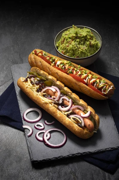 Ínyenc Piszkos Hot Dog Szendvics Különböző Díszítéssel Fekete Háttéren Egészséges — Stock Fotó