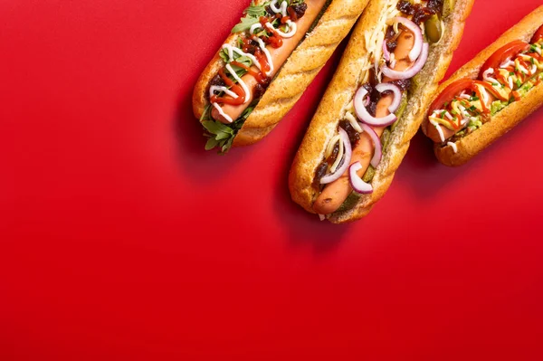 Ínyenc Piszkos Hot Dog Szendvics Különböző Díszítéssel Piros Háttéren Egészséges — Stock Fotó