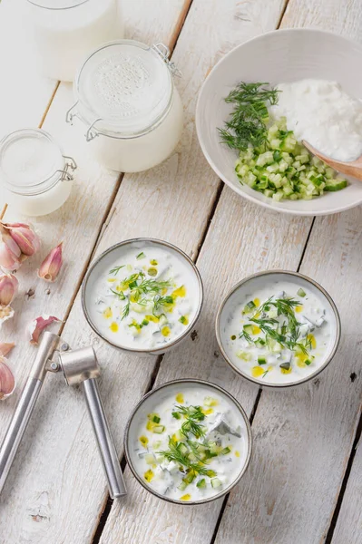 传统的夏季冷汤 用自制酸奶 黄瓜和新鲜香草制成 放在木制桌子上 — 图库照片#