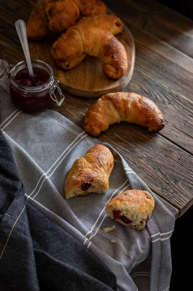 Panini Dolci Fatti Casa Appena Sfornati Ripieni Marmellata Cosparsa Zucchero — Foto Stock