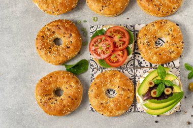 Taze sağlıklı sandviçler, tohum ekilmiş simit, salata ve süzme peynir.