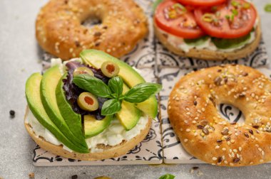 Taze sağlıklı sandviçler, tohum ekilmiş simit, salata ve süzme peynir.