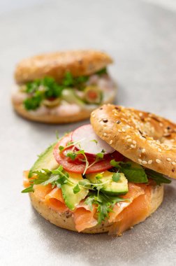 Taze sağlıklı sandviçler, ekilmiş simit, deniz ürünü ve gri salata.