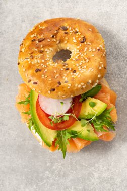 Taze sağlıklı sandviçler, ekilmiş simit, deniz ürünü ve gri salata.