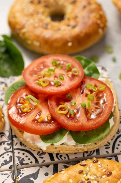 Sandvișuri Proaspete Sănătoase Covrig Semănat Salată Brânză Cotage Gri — Fotografie, imagine de stoc