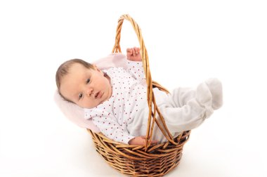 Yeni doğan bebek sepet içinde huzur içinde yatan