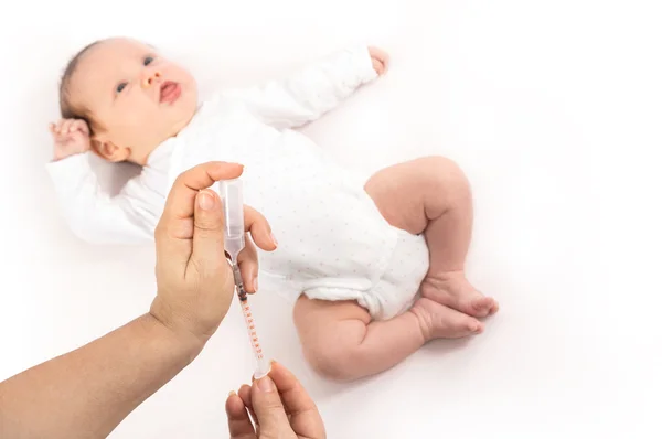 Pediatra pronto para dar um pediatra pronto para dar uma vacinação infantil — Fotografia de Stock