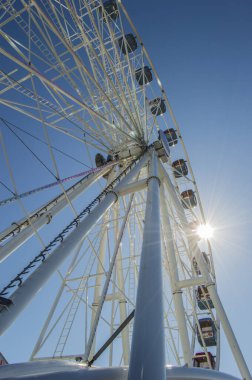 Dönme dolap gökyüzüne karşı