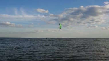 Uçurtma suya düştü.