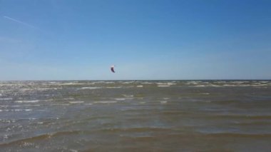 Dalgalarda sörf yapan uçurtma sörfçüsü