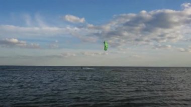 Uçurtma sörfçüsü uçurtmaya çarpıyor.