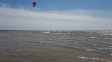 Uçurtma sörfçüsü uçurtmaya çarpıyor.