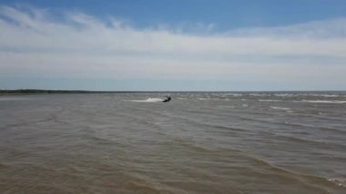 Uçurtma sörfçüsü uçurtmaya çarpıyor.