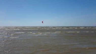 Uçurtma sörfçüsü uçurtmaya çarpıyor.