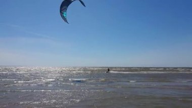 Uçurtma sörfçüsü uçurtmaya çarpıyor.