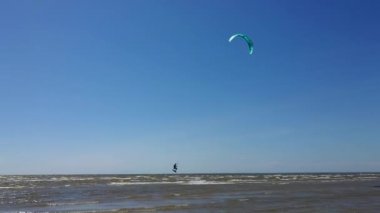 Uçurtma sörfçüsü uçurtmaya çarpıyor.