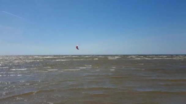 Een Kitesurfer Het Raken Van Een Vlieger — Stockvideo