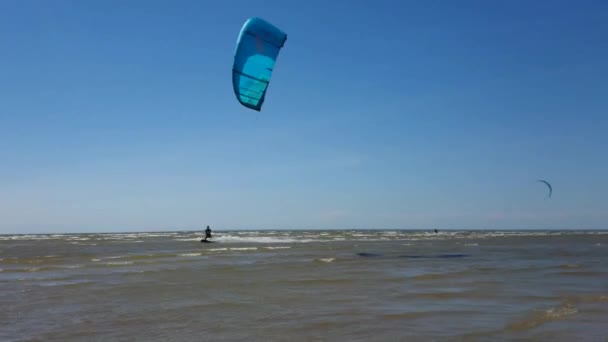 Ένας Kite Surfer Χτυπά Έναν Kite — Αρχείο Βίντεο