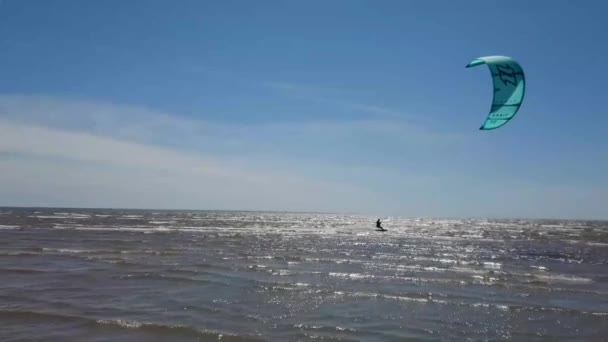 Een Kitesurfer Het Raken Van Een Vlieger — Stockvideo