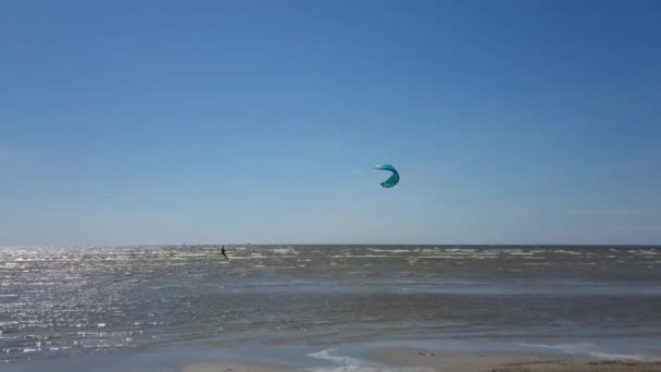 Surfista Cometas Está Golpeando Una Cometa — Vídeos de Stock