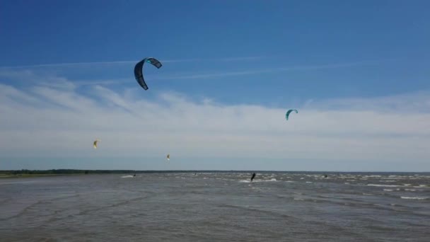 Een Kitesurfer Het Raken Van Een Vlieger — Stockvideo