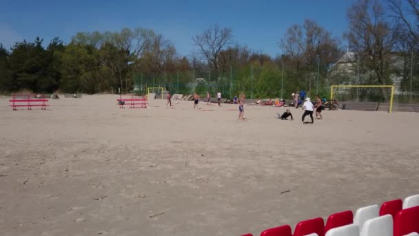 Ludzie Plaży Grać Siatkówkę — Wideo stockowe