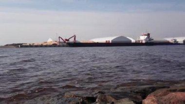 Kargo gemisi denizde yelken açıyor.